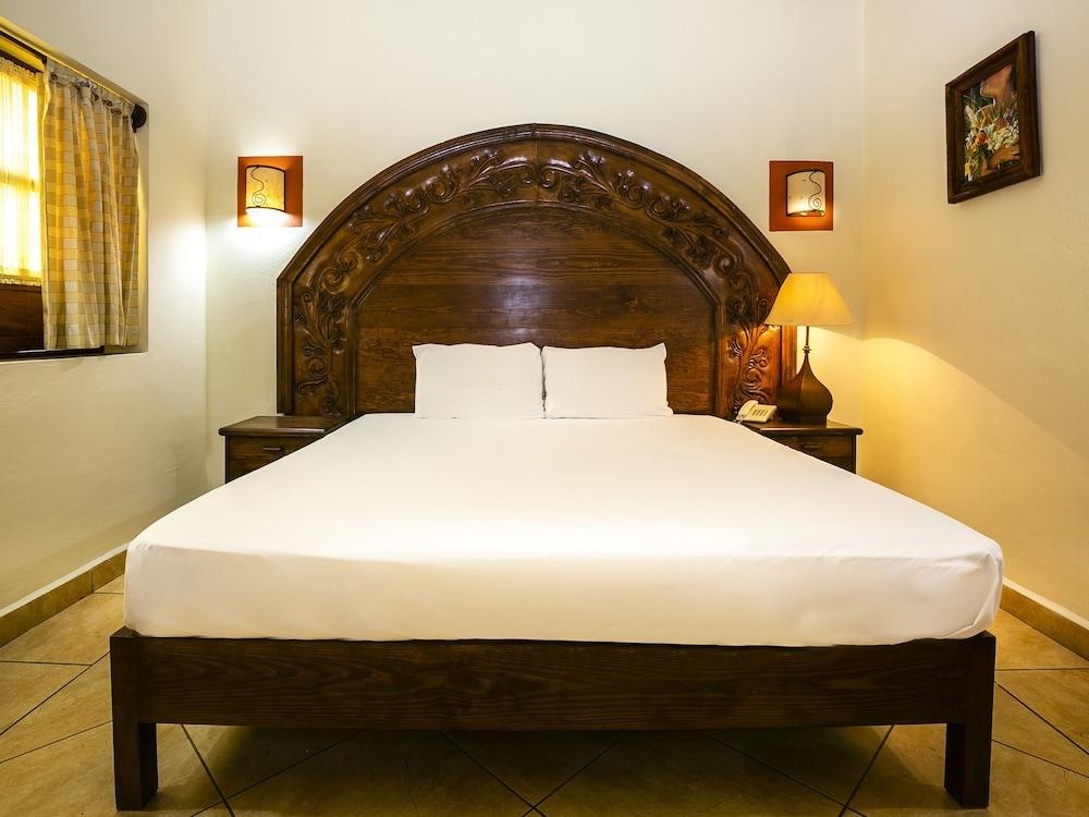 Hotel Casa Del Virrey & Suites Morelia Exterior photo