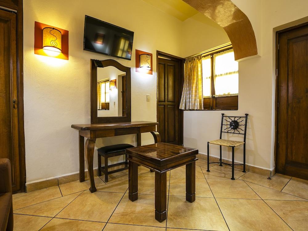 Hotel Casa Del Virrey & Suites Morelia Exterior photo