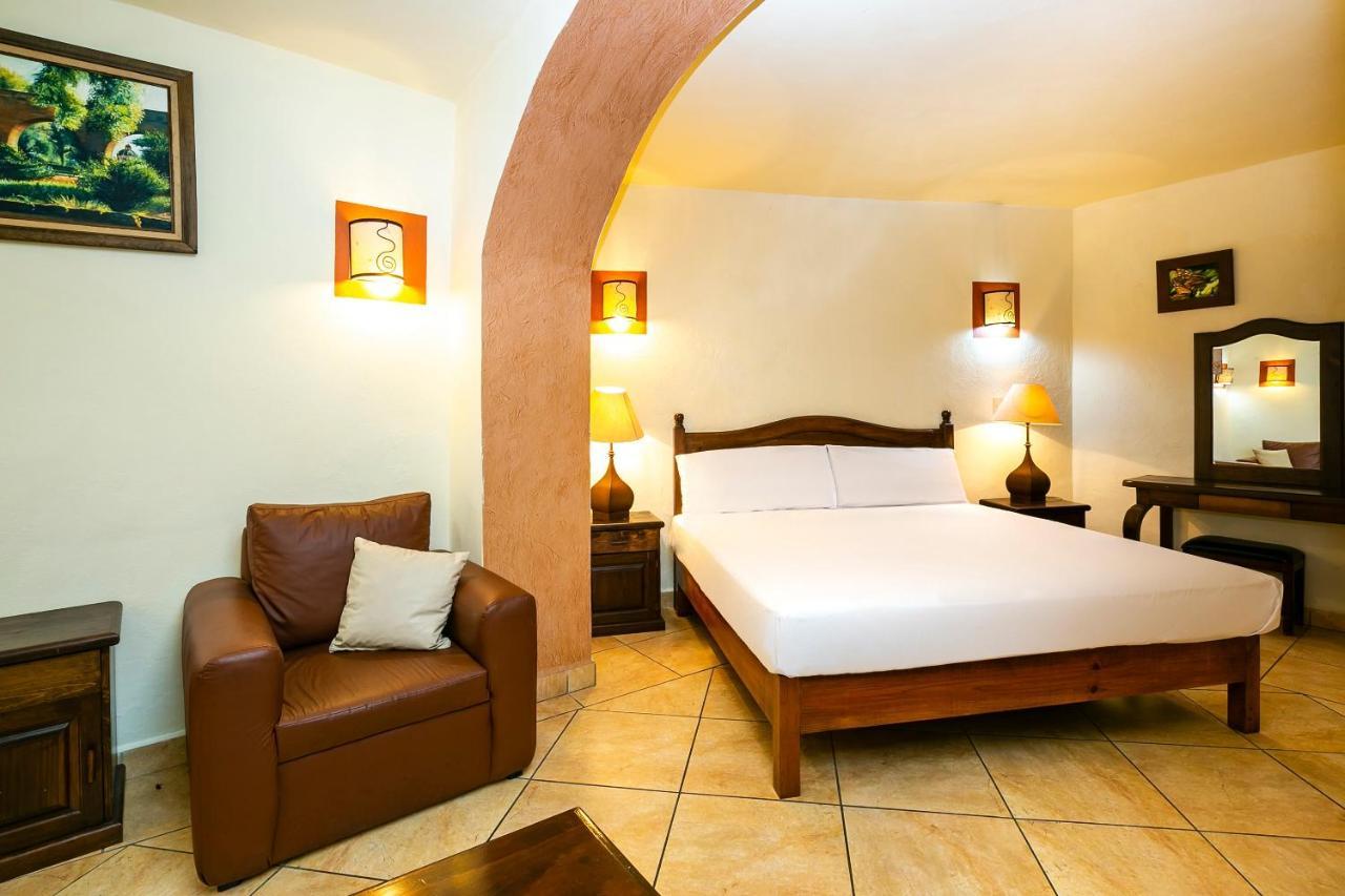 Hotel Casa Del Virrey & Suites Morelia Exterior photo
