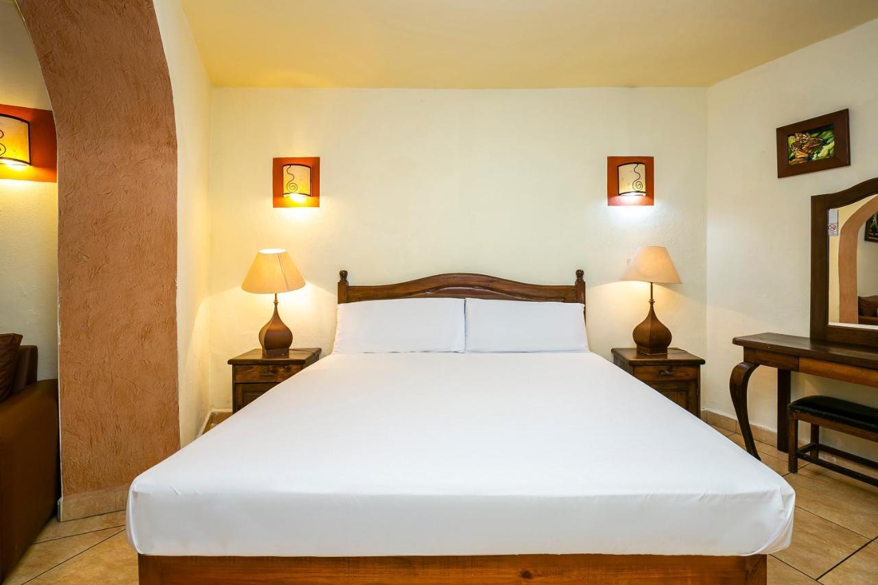 Hotel Casa Del Virrey & Suites Morelia Exterior photo